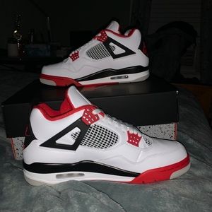 Jordan 4 Fire Red (Size 11)